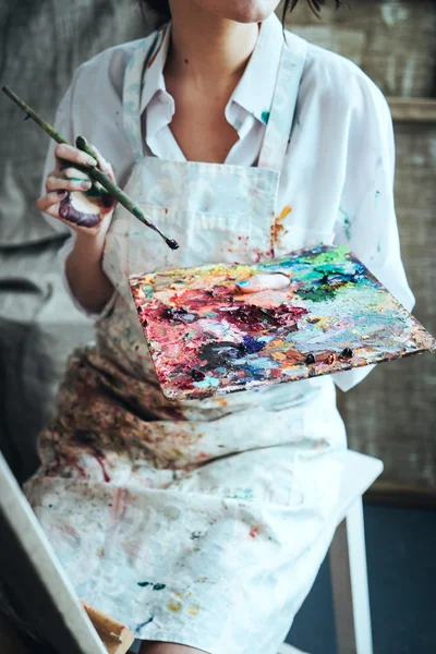 Painter in her studio — Stock Photo, Image