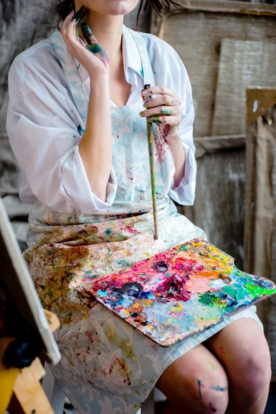 Painter in her studio — Stock Photo, Image