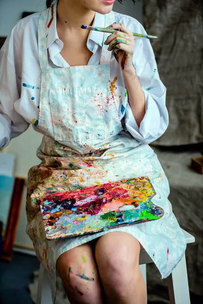 Painter in her studio — Stock Photo, Image