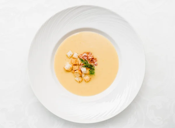 Сливочный суп с гренками — стоковое фото