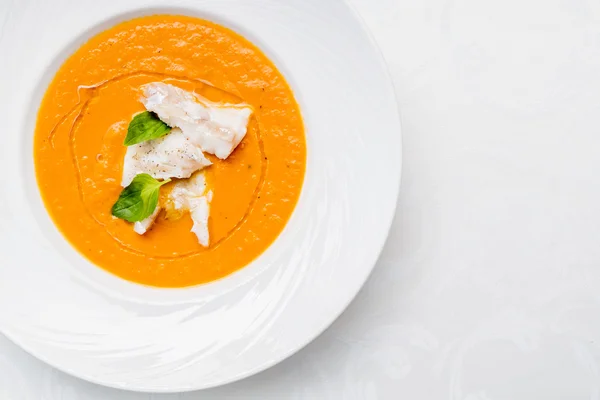 Sopa de creme com peixe no prato — Fotografia de Stock