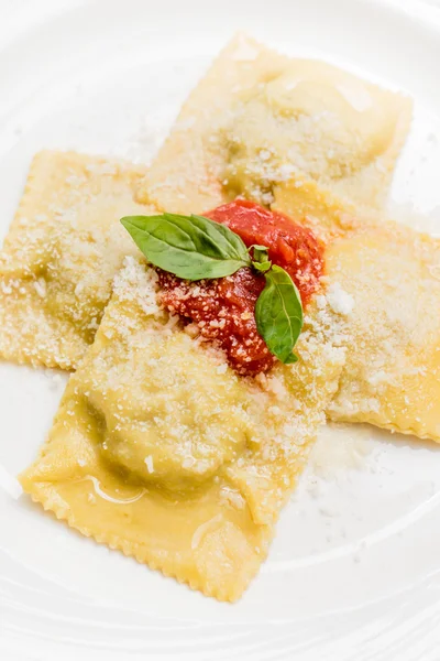 Ravioli com queijo no prato — Fotografia de Stock