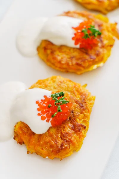 Vegetabiliska fritters på tallrik — Stockfoto