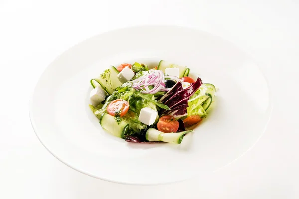 Ensalada de verduras frescas en el plato — Foto de Stock