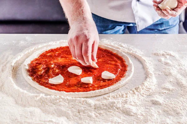 Sabrosa pizza al horno —  Fotos de Stock