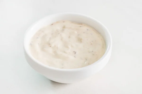 Белый соус в тарелке — стоковое фото