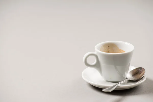 Taza de café vacía en el plato — Foto de Stock