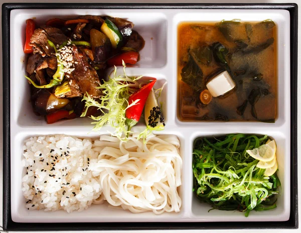 Γεύμα σε πακέτο (Bento) στο πιάτο — Φωτογραφία Αρχείου