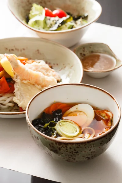 Japanisches Essen auf Tellern — Stockfoto