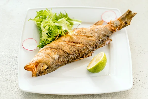 Pescado frito en el plato — Foto de Stock