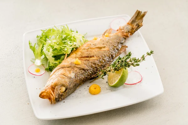 Pescado frito en el plato — Foto de Stock