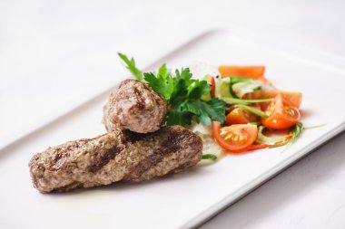 beyaz izole salata kebabı