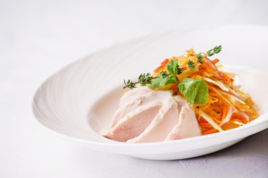 beyaz izole salatası jambon