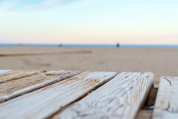 Trägolv på stranden — Stockfoto