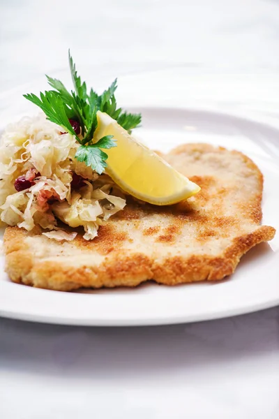 Schnitzel med kål isolerad på vit — Stockfoto