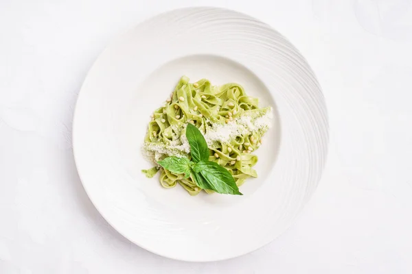 Italienische Pasta isoliert auf weiß — Stockfoto