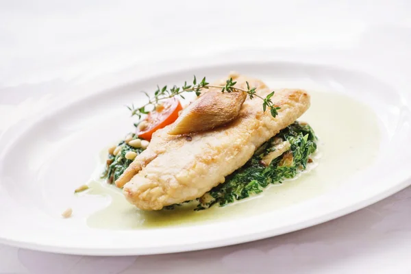 Pesce con salsa isolata su bianco — Foto Stock