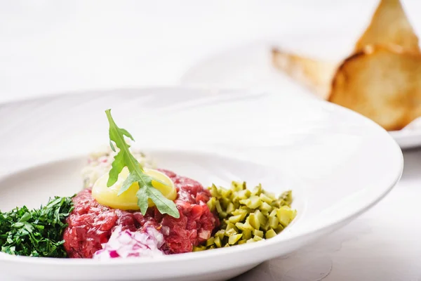 Tartare con uovo isolato su bianco — Foto Stock