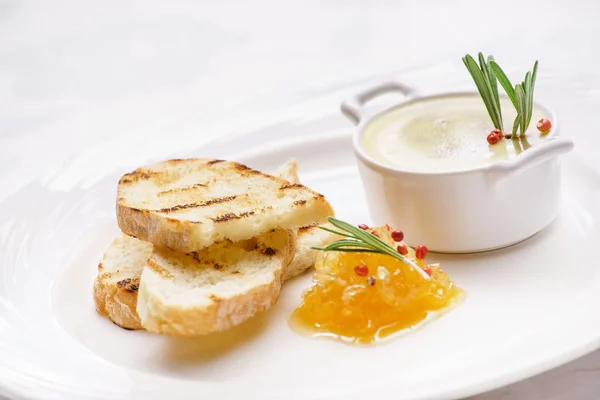 Pate met toast geïsoleerd op wit — Stockfoto