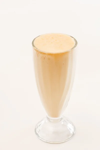 Mango smoothie isolerad på vit — Stockfoto