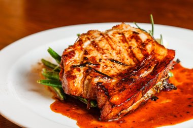 Kırmızı lahana ile eti biftek