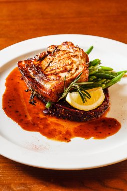 Kırmızı lahana ile eti biftek