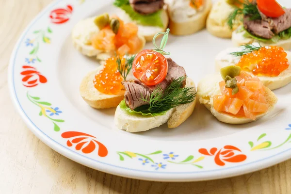 Verschillende smakelijke canapeetjes — Stockfoto