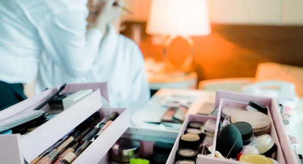 Makeup artist makes makeup — Stock Photo, Image