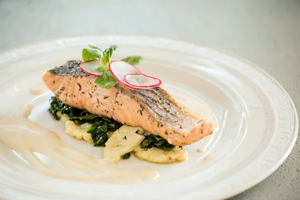 Salmón al horno en plato —  Fotos de Stock