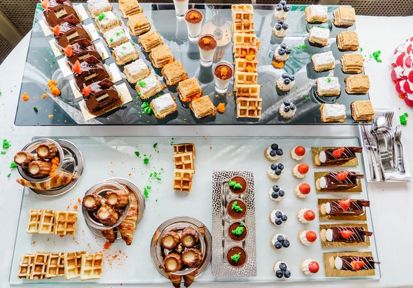 Pasteles en mesa de brunch — Foto de Stock