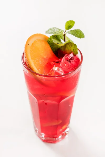 Alcohol cocktail op wit — Stockfoto