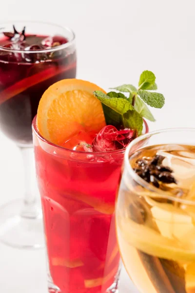 Cocktails na mesa de bar — Fotografia de Stock