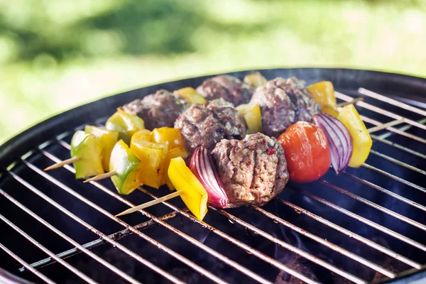 Grillade köttbullar med grönsaker — Stockfoto