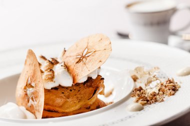 Elmalı pasta ve kremalı.