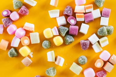 sarı renkli şekerler