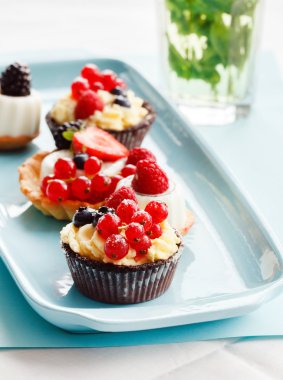 nane çayı ile tatlı plaka üzerinde