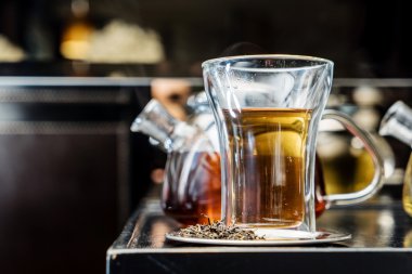 Çay seti masada.