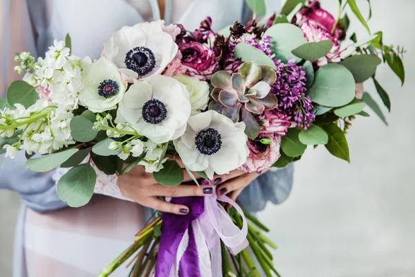 Kvinna med blommor bukett — Stockfoto