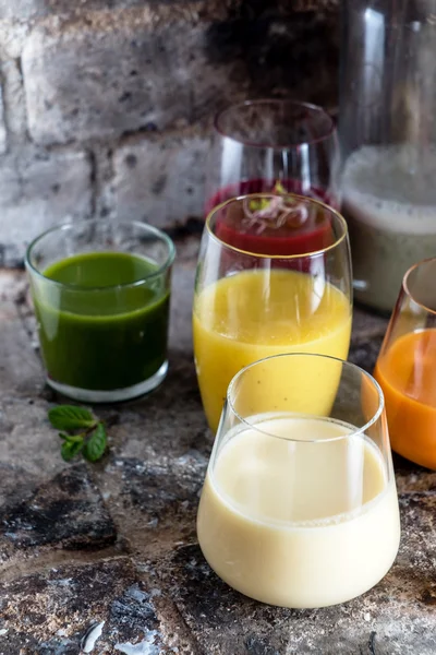 Detox smoothie in glazen — Stockfoto