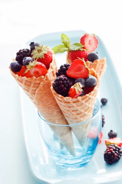 Beeren in Waffeltüten — Stockfoto