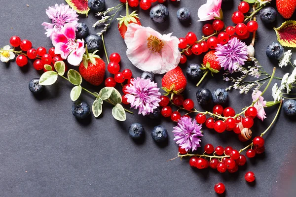 Літні ягоди та квіти — стокове фото