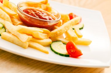 Ketçaplı patates kızartması.