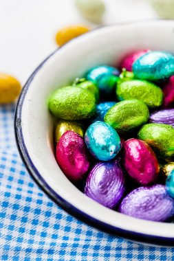 Paskalya yumurtaları plaka üzerinde