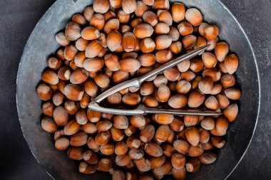 Fındıkkıran ile tavada fındık