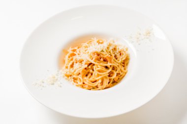 plaka üzerinde peynirli makarna