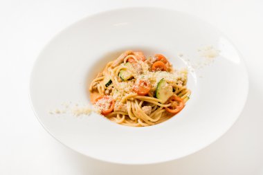 plaka üzerinde sebzeli makarna