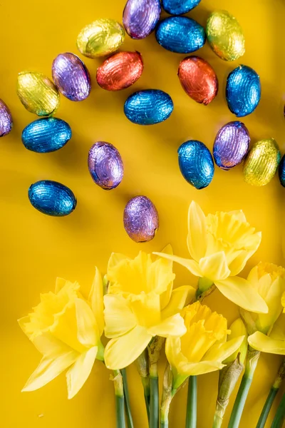 Narcisos y huevos de chocolate —  Fotos de Stock