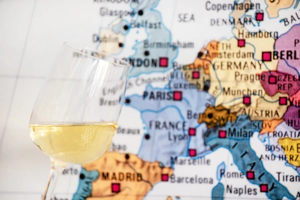 Kieliszek wina w pobliżu mapy — Zdjęcie stockowe