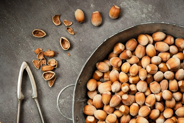 Hasselnötter i stekpanna med nötknäppare — Stockfoto
