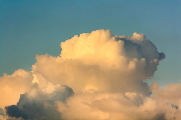 Mooie lucht met wolken — Stockfoto